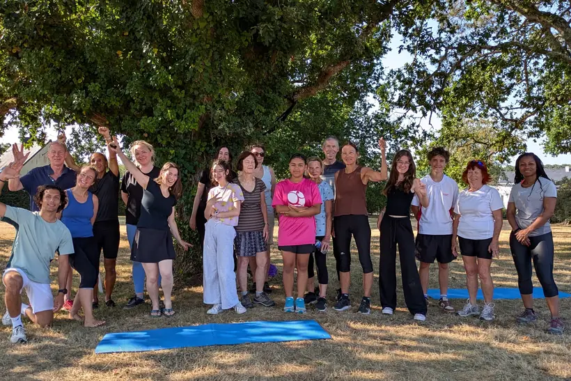 Groupe réuni sous un arbre à la fin d'une séance collective