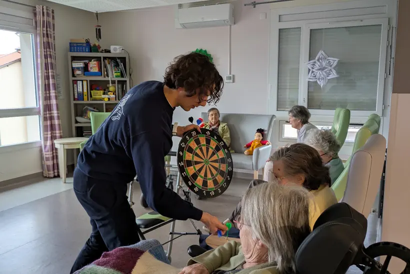 Atelier fléchettes animé auprès de résidents en établissement