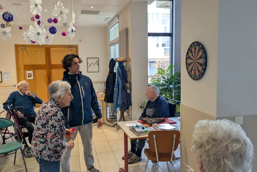 Temps d'animation dans le hall d'une résidence pour personnes âgées