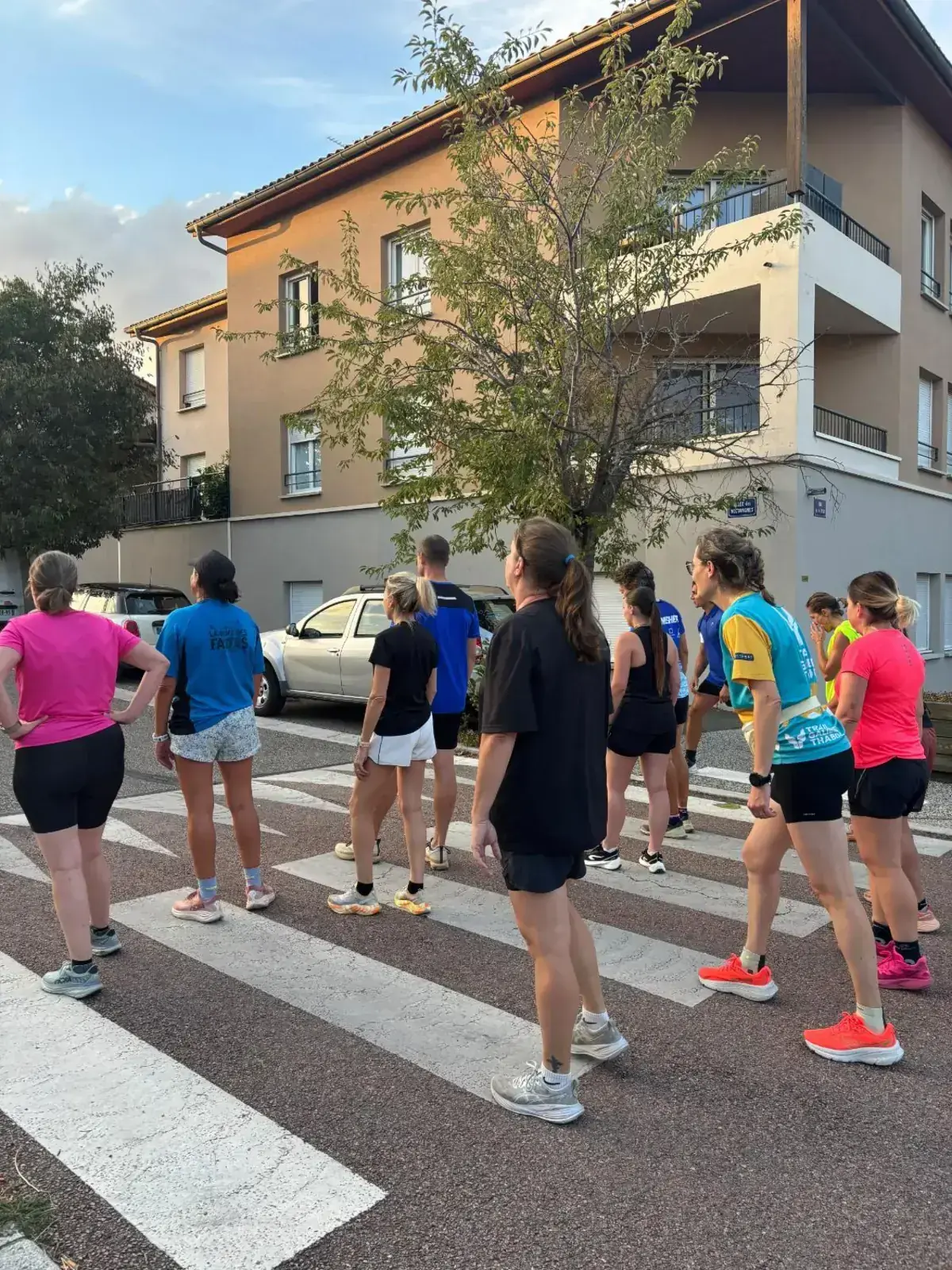 Groupe de coureurs en séance de préparation