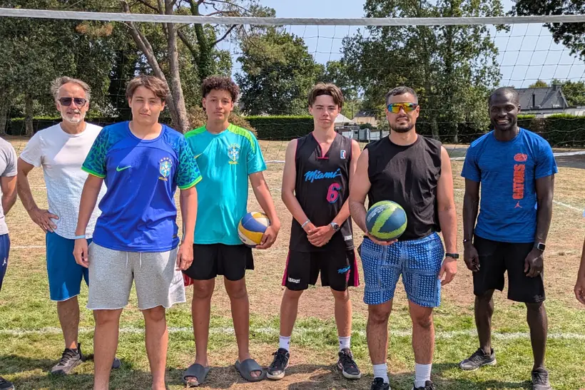 Adolescents et encadrants sur le terrain de volley