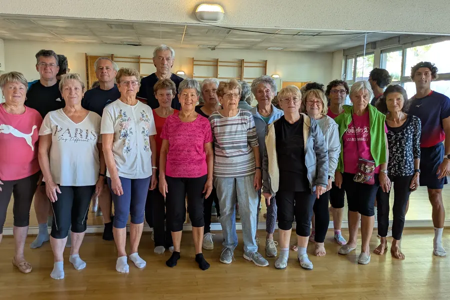 Groupe de gym senior réuni en salle après le cours