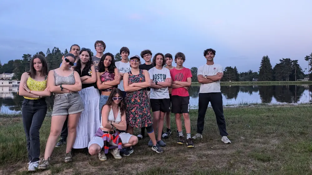 Groupe d'adolescents réuni au bord d'un lac pendant un séjour sportif