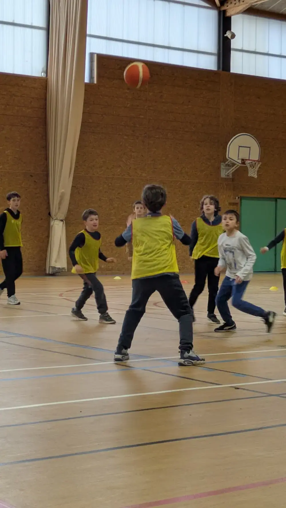 Match de basket pendant le stage multisports