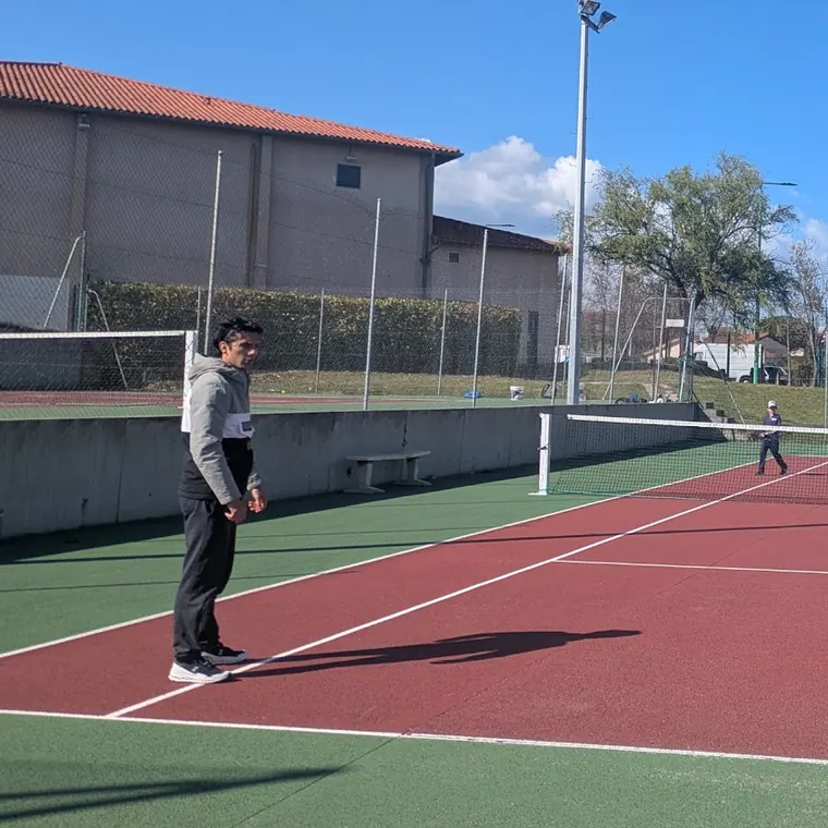 Séance de tennis encadrée sur les courts extérieurs