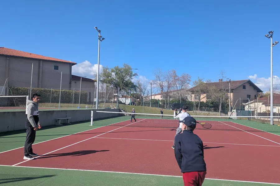 Séance de tennis encadrée sur les courts extérieurs